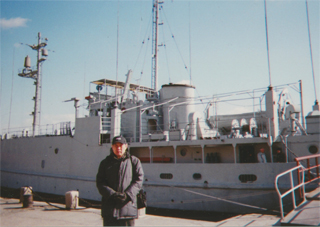 「プエブロ号」の前で（3/2）