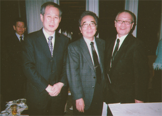 大村崑さん（中央）、高須基仁さん（右）