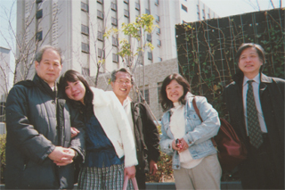 原田正治さん（中央）を囲んで（3/29）