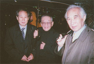 矢崎泰久さん（中央）、小中陽太郎さん（右）も駆け付けました