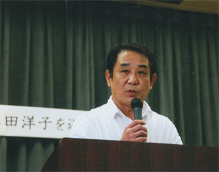 「永田洋子を送る会」で挨拶する金廣志さん