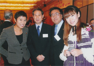 雨宮さん、辻元さんに囲まれて