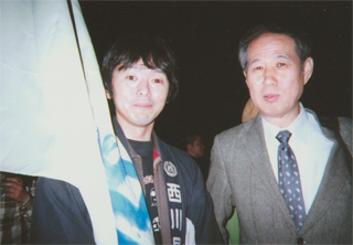 デモの呼びかけ人の松本哉さんと