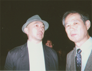 岩上安身さんと