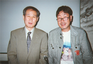 「報道犬」Ｔシャツを着た吉岡逸夫さんと（6/6）