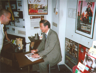 ほとんど全員にサインしました