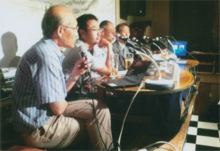 （左から）篠田さん、綿井さん、杉山さん