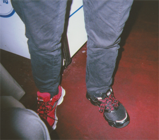 左右色違いの靴です