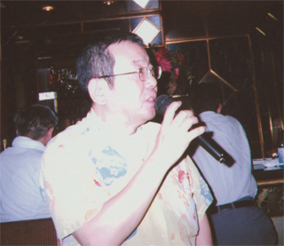 歌う東陽片岡さん（漫画家）