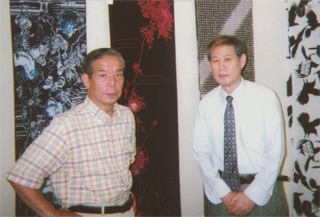 飛松五男さんと（三島柄の前で）