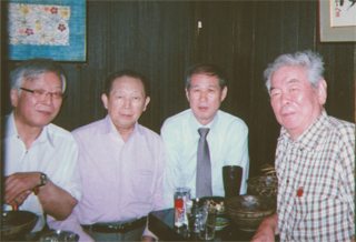 （左から）宮崎学さん、辻井喬さん、鈴木、川上徹さん（7/26）