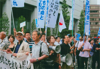東電に向け、怒りのデモ