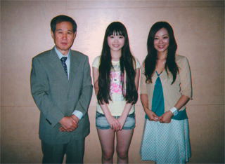 藤波心ちゃん（中央）貞包アナと（8/31）