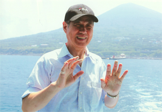 利島（後ろ」を発つ日です（8/12）