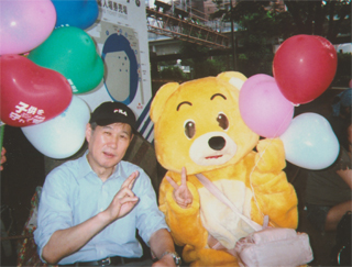 着ぐるみのクマさんと