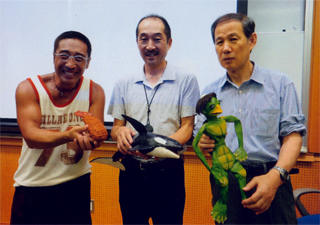 林さんの作ったロボットを手に