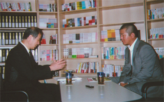 徐さんにインタビュー中（8/27）