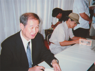 サイン会です。右は本多勝一さん