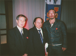 平沢勝栄さん（中央）、武蔵さん（右）