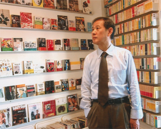 美術館の下の本屋で