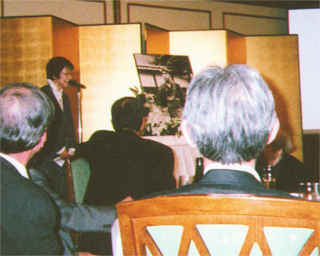 挨拶する小島千加子さん