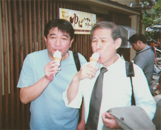 ゆばのソフトクリームを食べてる