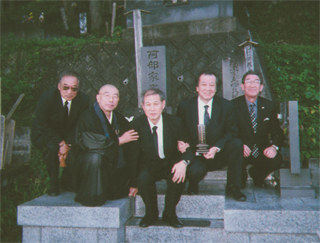 墓前で皆と