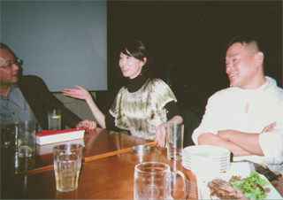 祈祷師びびこさん（右）と