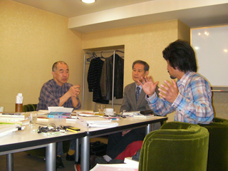 真剣に討論しています