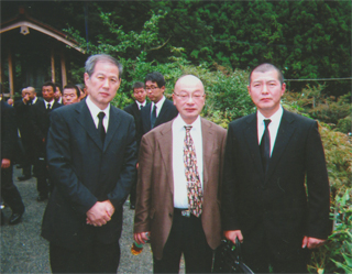 植垣康博さん（中央）、徐裕行さん（右）と