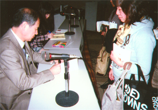 サインしてます