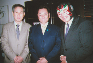 松木けんこうさん（中央）、ザ・グレート・サスケさん（右）