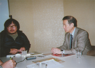 「三島人形」作者の石塚公昭さんと