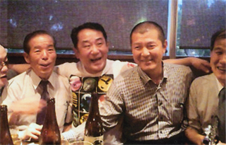 （左から）佐川さん、飛松さん、金さん、徐さん、鈴木