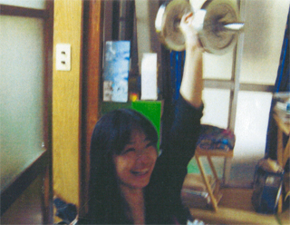 10キロのダンベルを持つ、あゆみさん