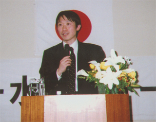 講演する中野剛志さん