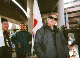 カメラの注文にポーズをとってます