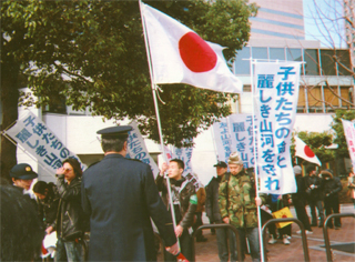 デモでは人がどんどん増えました