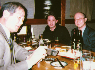 二次会で。スマホで説明してる