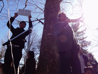 横では名前を掲げて紹介している