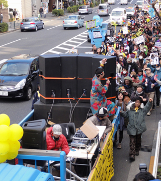 デモの先頭はカラオケ・カー