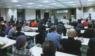 「連合赤軍事件殉難者追悼の会」超満員の会場（2/25）