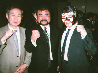 平仲信朗さん（中央）、ザ・グレートサスケさん（右）