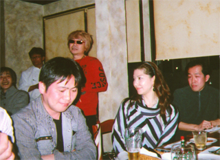 挨拶する水谷社長（ゼミ打ち上げで）