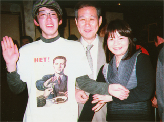 ロシアのＴシャツを着た青年と