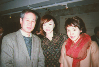 松田美由紀さん（中央）、大竹しのぶさん（右）と