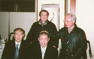 長谷川光良氏（中央）を激励する会