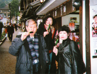 きゅうりの漬物スティックを食べてる