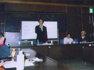 講演する高山文彦氏