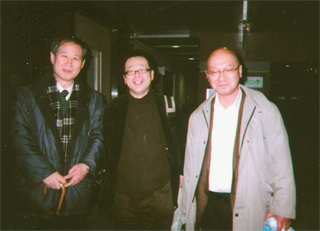 朝山実さん（中央）、植垣康博さん（右）